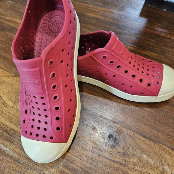 Native, red slip on shoes, junior size j2 - Picture 4 of 7